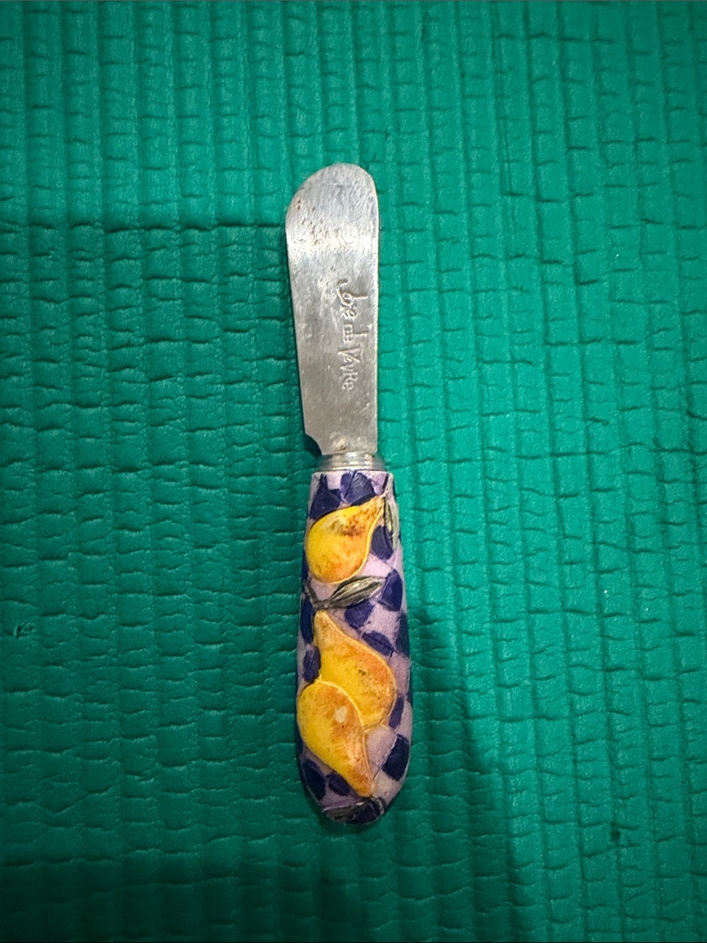 Joie de vivre Ceramic-Handled cheese Knife with Yellow Pear Motif